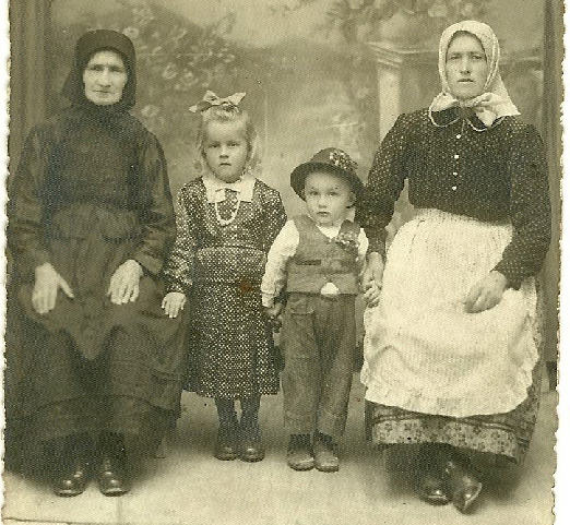 Family photo in folk dress, Szászcsávás 1944