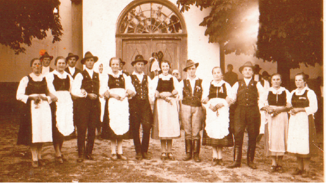 Youngs in folk dress from 1940, Küküllőmente